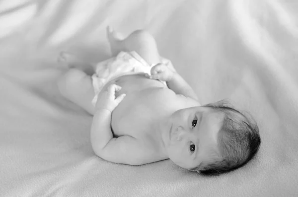 Bebê infantil jaz na cama — Fotografia de Stock