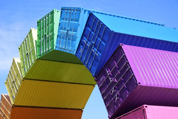弗曼特尔 Oct 2021 彩虹海集装箱艺术 由珀斯艺术家马可斯 坎宁创作 艺术品高9米 长19米 重66吨 图库照片