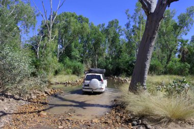 OUTback AUSTRALIA - SEP 01 2019: Toyota - Land Cruiser (120) Prado Avustralya 'daki bir yol gezisi sırasında uzak bir yerde. Toyota Land Cruiser modeli Toyota' nın en uzun süren modelleri serisidir.