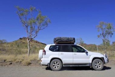 OUTback AUSTRALIA - SEP 05 2019: Toyota - Land Cruiser (120) Prado Avustralya 'daki bir yol gezisinde. Toyota Land Cruiser modeli Toyota' nın en uzun soluklu modelleridir.