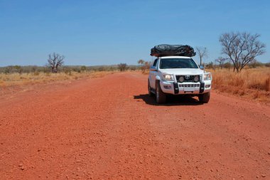 OUTback AUSTRALIA - OCT 09 2019: Toyota - Land Cruiser (120) Prado Avustralya 'da uzak bir yolculukta. Toyota Land Cruiser modeli Toyota' nın en uzun süren modelleridir.