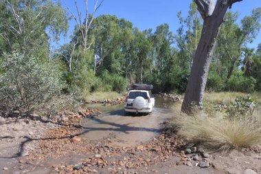 OUTback AUSTRALIA - SEP 01 2019: Toyota - Land Cruiser (120) Prado Avustralya 'daki bir yol gezisi sırasında uzak bir yerde. Toyota Land Cruiser modeli Toyota' nın en uzun süren modelleri serisidir.