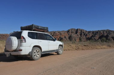 OUTback AUSTRALIA - SEP 01 2019: Toyota - Land Cruiser (120) Prado Avustralya 'daki bir yol gezisi sırasında uzak bir yerde. Toyota Land Cruiser modeli Toyota' nın en uzun süren modelleri serisidir.