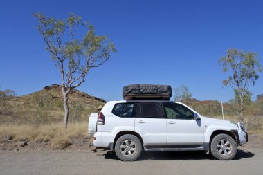 OUTback AUSTRALIA - SEP 01 2019: Toyota - Land Cruiser (120) Prado Avustralya 'daki bir yol gezisi sırasında uzak bir yerde. Toyota Land Cruiser modeli Toyota' nın en uzun süren modelleri serisidir.
