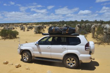 OUTback AUSTRALIA - SEP 01 2019: Toyota - Land Cruiser (120) Prado Avustralya 'daki bir yol gezisi sırasında uzak bir yerde. Toyota Land Cruiser modeli Toyota' nın en uzun süren modelleri serisidir.