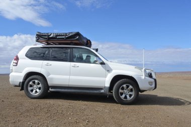 OUTback AUSTRALIA - Mayıs 19 2019: Toyota - Land Cruiser (120) Prado Avustralya 'da uzak bir yolculukta. Toyota Land Cruiser modeli Toyota' nın en uzun süren modelleridir.