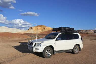 OUTback AUSTRALIA - 21 Mayıs 2019: Toyota - Land Cruiser (120) Prado Avustralya 'da uzak bir yolculukta. Toyota Land Cruiser modeli Toyota' nın en uzun süren modelleridir.