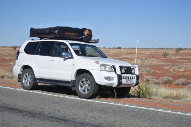 OUTback AUSTRALIA - Mayıs 22 2019: Toyota - Land Cruiser (120) Prado Avustralya 'da bir yolculuk sırasında uzak bir yerde. Toyota Land Cruiser modeli Toyota' nın en uzun süren modelleridir.