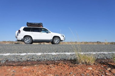 OUTback AUSTRALIA - Mayıs 22 2019: Toyota - Land Cruiser (120) Prado Avustralya 'da bir yolculuk sırasında uzak bir yerde. Toyota Land Cruiser modeli Toyota' nın en uzun süren modelleridir.