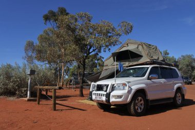 OutTback AUSTRALIA - 24 Mayıs 2019: Toyota - Land Cruiser (120) Prado Avustralya 'da uzak bir yolculukta. Toyota Land Cruiser modeli Toyota' nın en uzun süren modelleridir.