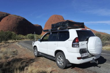 OutTback AUSTRALIA - 24 Mayıs 2019: Toyota - Land Cruiser (120) Prado Avustralya 'da uzak bir yolculukta. Toyota Land Cruiser modeli Toyota' nın en uzun süren modelleridir.