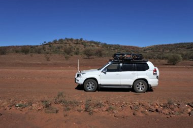 OUTback AUSTRALIA - 27 Mayıs 2019: Toyota - Land Cruiser (120) Prado Avustralya 'da uzak bir yolculukta. Toyota Land Cruiser modeli Toyota' nın en uzun süren modelleridir.