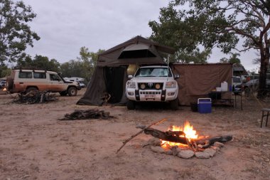 OUTback AUSTRALIA - HAZİRAN 08: 2019: Toyota - Land Cruiser (120) Prado Avustralya 'da bir yolculuk sırasında uzak bir yerde. Toyota Land Cruiser modeli Toyota' nın en uzun süren modelleri serisidir.