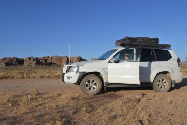 OUTback AUSTRALIA - SEP 04 2019: Toyota - Land Cruiser (120) Prado Avustralya 'daki bir yol gezisinde. Toyota Land Cruiser modeli Toyota' nın en uzun soluklu modelleridir.