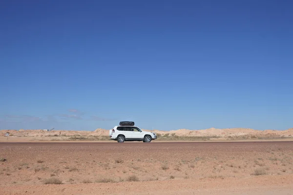 在澳大利亚的一次公路旅行中 丰田越野车 120 Prado在一个偏远的地点 丰田越野车 Toyota Land Cruiser 是丰田系列车型中最长的车型 — 图库照片