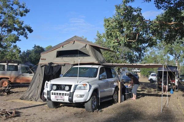 在澳大利亚的一次公路旅行中 越野车 120 普拉多在一个偏远的地方 丰田越野车是丰田系列车型中最长的车型 — 图库照片