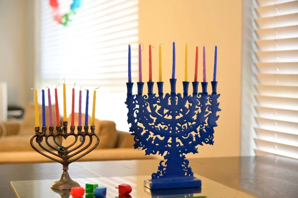 Twee Kandelaars Met Negen Takken Hanukkiah Kleurrijke Kaarsen Bereid Voor — Stockfoto