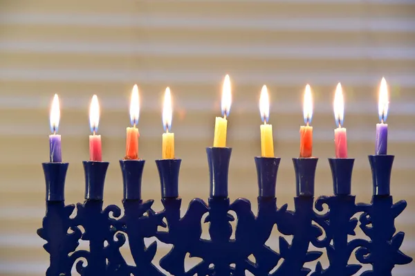 Candelabrum Hanukkiah Kleurrijke Kaarsen Branden Acht Dagen Van Chanoeka Joodse — Stockfoto