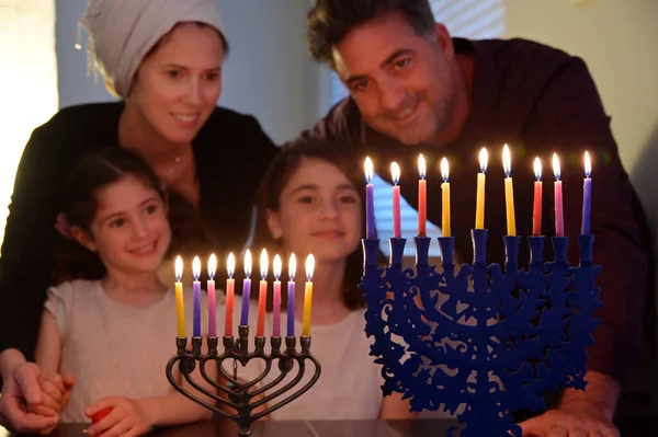 Famiglia Guardando Candelabro Hanukkiah Negli Otto Giorni Festa Ebraica Hanukkah — Foto Stock