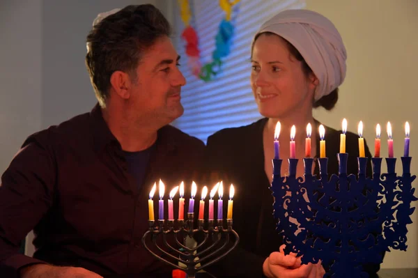 Casal Feliz Olhando Uns Para Outros Contra Candelabro Hanukkiah Oito — Fotografia de Stock