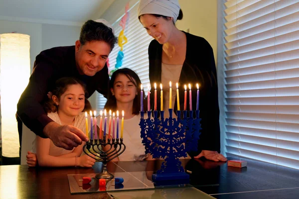 Семья Зажигающая Свечи Канделябре Хануккия Восемь Дней Еврейского Праздника Ханука Лицензионные Стоковые Фото