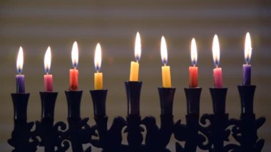Hanuka Yahudi bayramı festivalinin 8. gününde yanan renkli mumlar ve Candelabrum, MÖ 2. yüzyılda Kudüs 'teki İkinci Tapınak' ın yeniden açılışını anmaktadır..