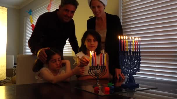 在光明节的第八天 犹太家庭在烛台上点燃蜡烛 以纪念公元前2世纪耶路撒冷第二圣殿的重新落成 — 图库视频影像