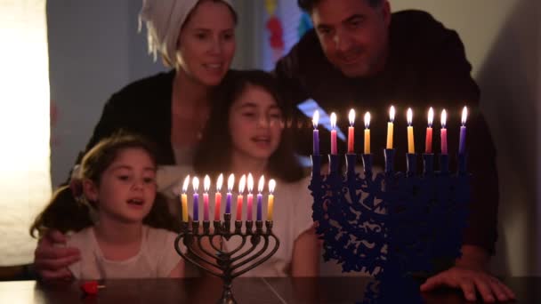 Judisk Familj Ber Sjunger Och Tittar Kandelabrum Hanukkiah Den Åttonde — Stockvideo