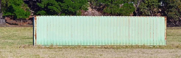 Tarlada Terk Edilmiş Uzun Yeşil Bir Kargo Konteynırı — Stok fotoğraf
