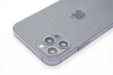 PERTH, WA - NOV 17 2021: iPhone 13 beyaz arka planda izole edildi. Mart telefonları bireysel mahremiyeti ihlal etmek için kullanılabilecek güçlü izleme cihazlarıdır..