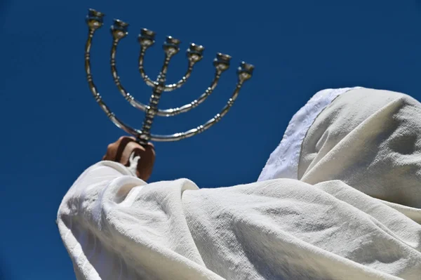 Οπίσθια Όψη Ορθόδοξου Εβραίου Που Κρατάει Μενόρα Ενάντια Στον Καταγάλανο — Φωτογραφία Αρχείου