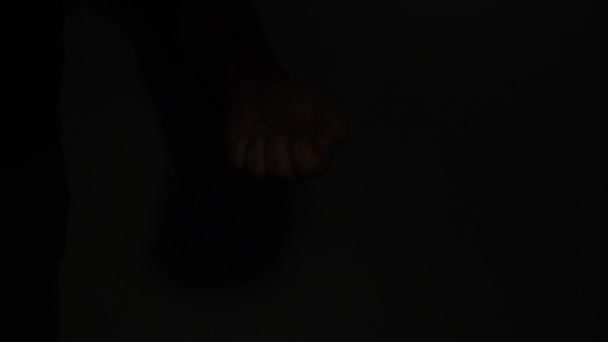 Просящая Руки Выходящей Темноты — стоковое видео