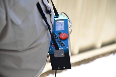 Profesyonel su sızıntısı dedektörü bir ev mülkünde su sızıntısını bulmak için yeraltı elektro-akustik aletler kullanıyor..