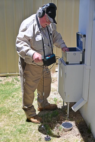 Detector Profesional Fugas Agua Utilizando Instrumentos Electroacústicos Subterráneos Para Encontrar — Foto de Stock