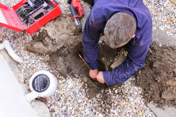 Aerial View Australian Plumber Fixing Underground Hot Water Pipe Leaking — Stock Photo, Image