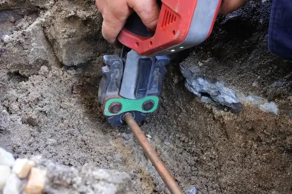 Mãos Encanador Que Fixa Tubo Água Quente Subterrâneo Vazando Com — Fotografia de Stock