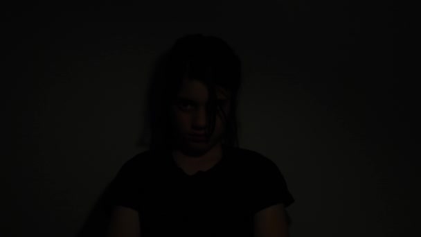 闇から現れた動揺した少女 12歳女性 — ストック動画