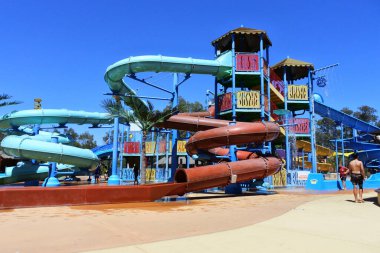 PERTH - 15 Aralık 2021: Outback 'teki su kayakları su parkına sıçradı. Outback splash Batı Avustralya' nın en iyi eğlence merkezlerinden biri..