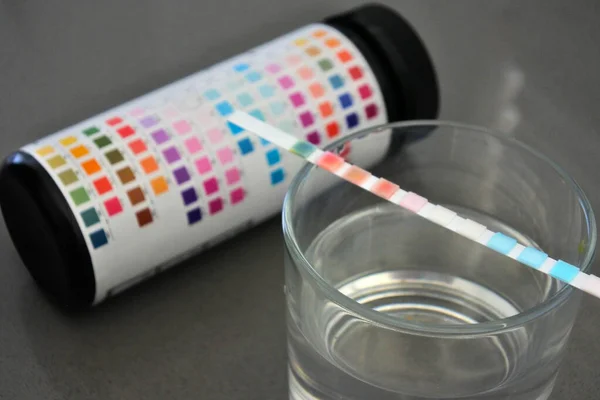 Trinkwasser Testset Auf Glasbecher Mit Leitungswasser Gefüllt — Stockfoto