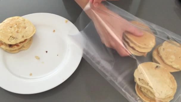 Mulher Usando Máquina Embalagem Vácuo Selando Alimentos Frescos Assados Panquecas — Vídeo de Stock