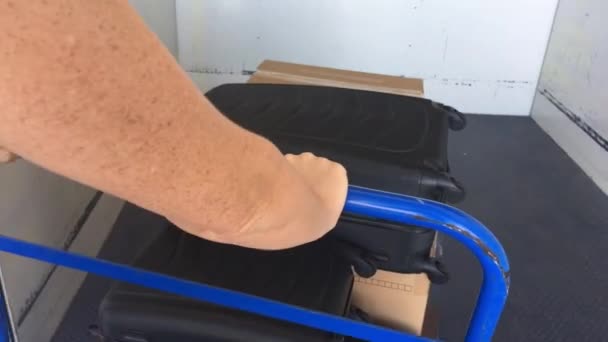 Рука Человека Толкает Багаж Тележки Лифт — стоковое видео