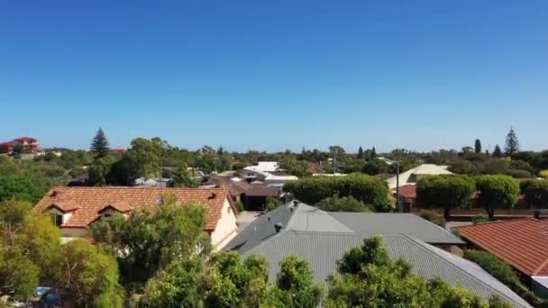 西澳大利亚罗辛汉一个阳光灿烂的海滨郊区的空中景观 没有人 复制空间 — 图库视频影像