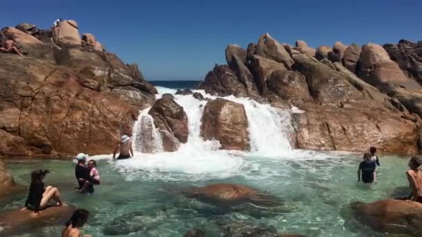 Yallingup Jan 2022 オーストラリア西部のマーガレット地域で人気のある観光地をYallingup近くのワイアップ岩で潮の滝を楽しむオーストラリアの人々 — ストック動画