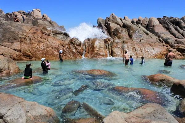Yallingup Ene 2022 Los Australianos Disfrutan Una Catarata Wyadup Rocks —  Fotos de Stock