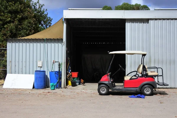 Een Rode Elektrische Kar Parkeren Buiten Een Boerderij Garage — Stockfoto