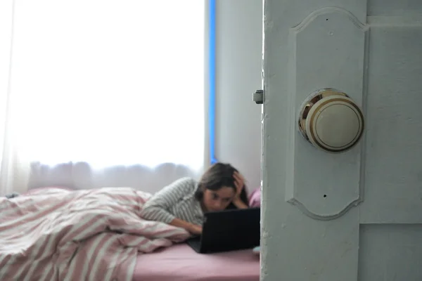 Young Girl Female Age Surfing Internet Her Laptop Lying Bed — Stock Photo, Image