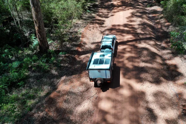 Vue Aérienne Paysage Drone Véhicule Tout Terrain Remorquant Une Caravane — Photo