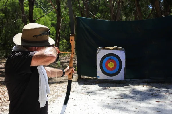 Achteraanzicht Van Volwassen Australische Man Mannelijke Leeftijd Boogschutter Gericht Doel — Stockfoto