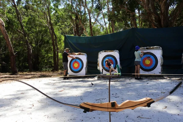 Father Daughters Practicing Archery Together Forest — Stock Photo, Image