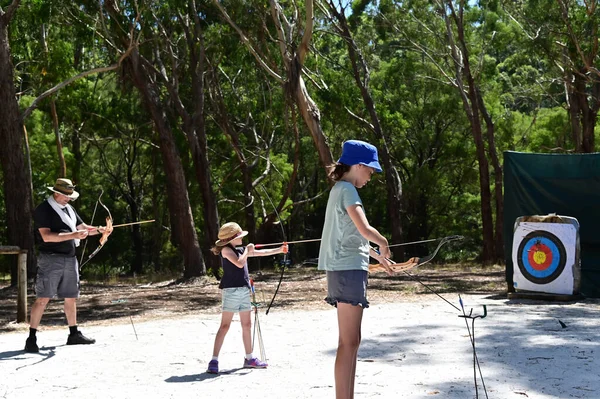 Father Daughters Practicing Archery Together Forest — Stock Photo, Image